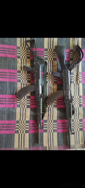 缅甸当地生产的81式步枪。左边的是克钦邦的，右边的是佤邦的。烽火问鼎计划飞扬军