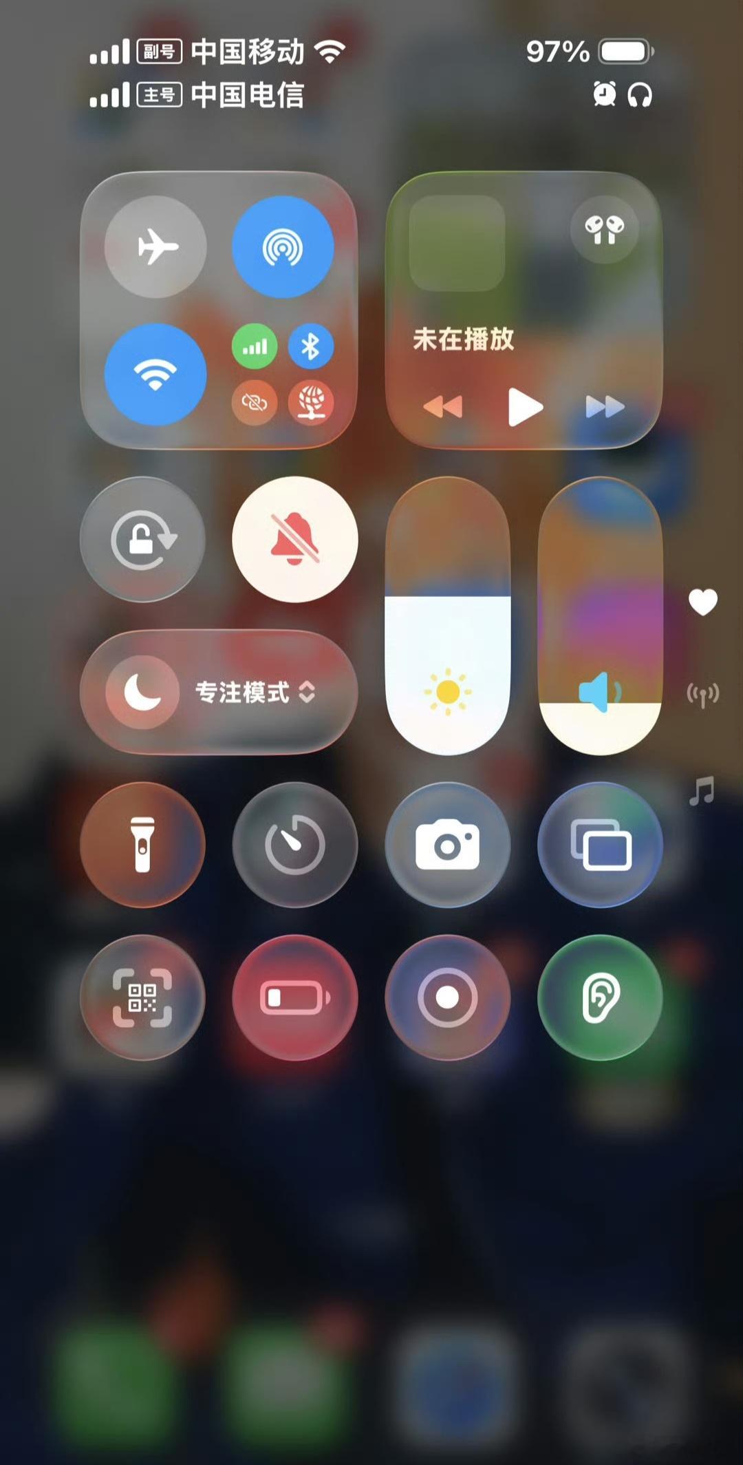 iOS26丑iOS26融入了液态玻璃风格，初次看起来有点第三方壁纸软件内味了。