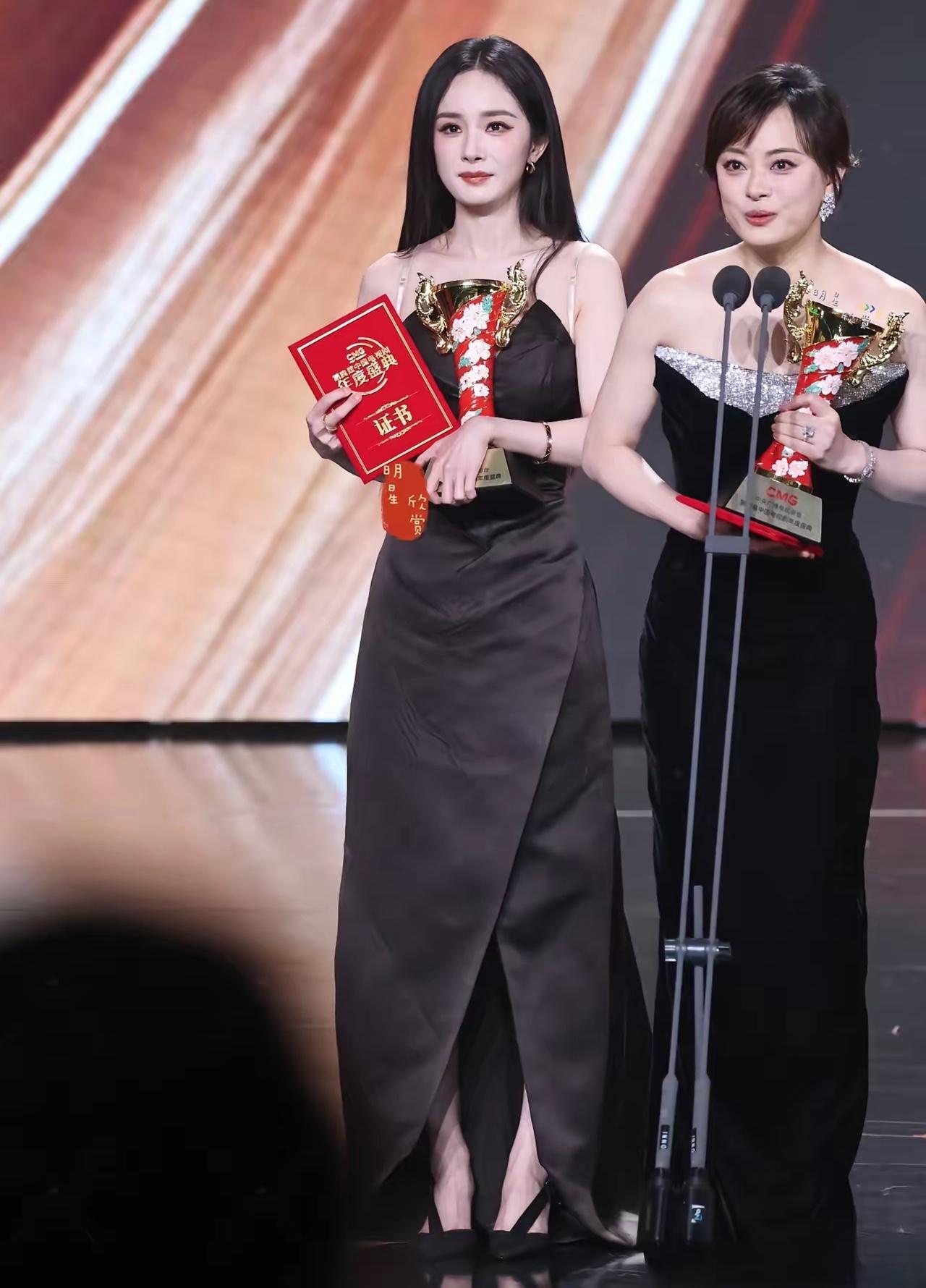 怎么解释？因为杨幂不带娃孙俪一拖二吗，看资料她俩才差4岁但明显杨幂状态好很多