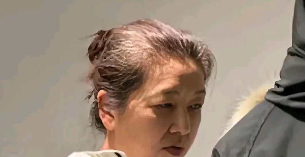 昔日女神江珊，真是岁月不饶人啊，江珊今年都56岁了，头上添了白发，也有了皱纹，不