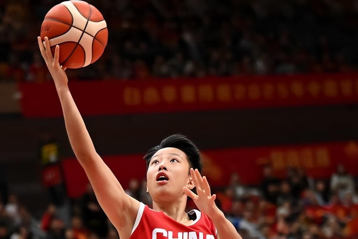 第一次代表中国女篮比赛，这些小花表现如何？她们能替代李梦、王思雨、杨力维吗？
