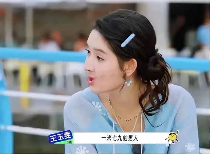刘宇宁：“乃文哥，你多高？”李乃文：“一米七九。”王玉雯：“世界上怎么会有一米七