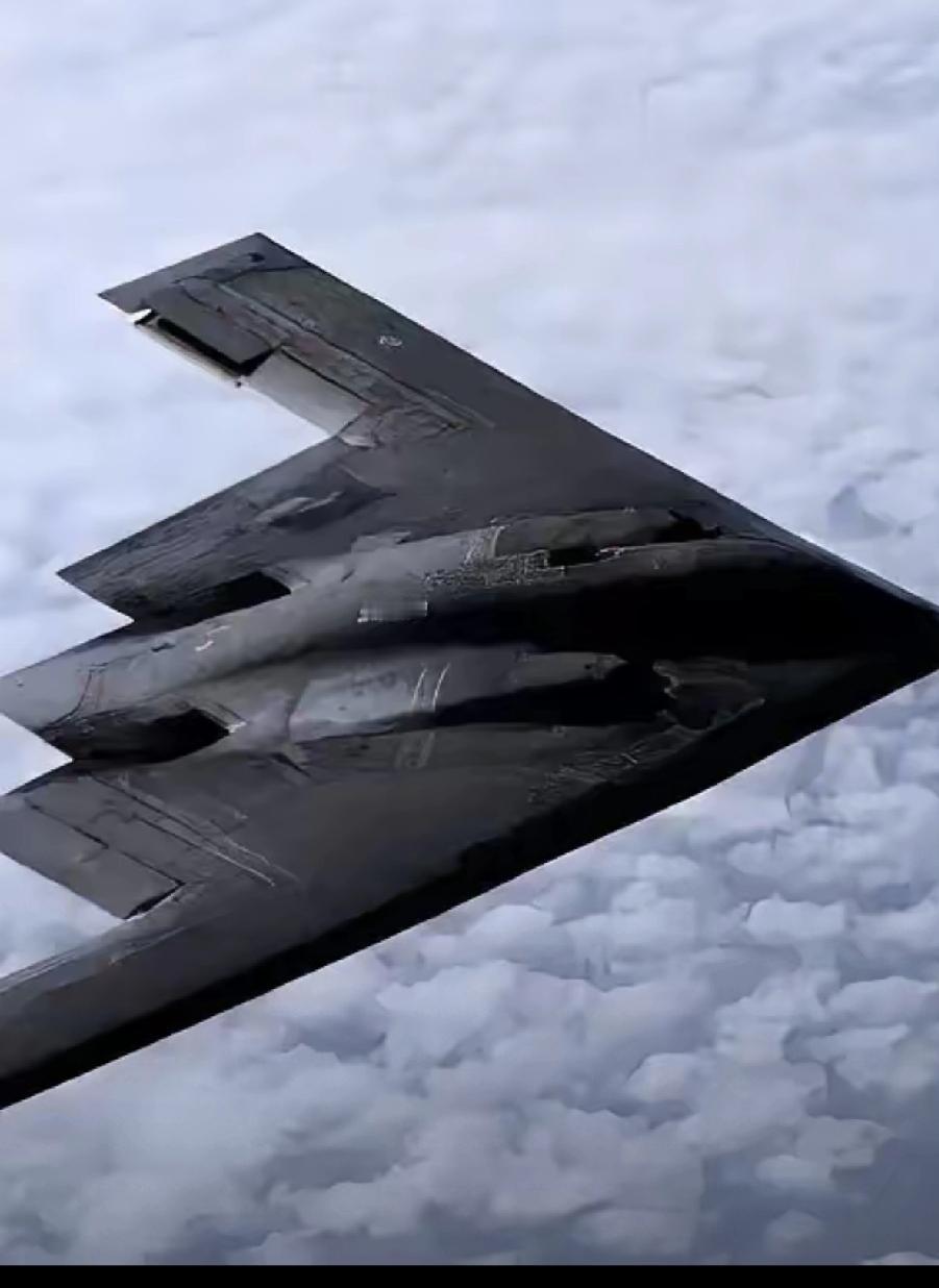 七架B-2空袭伊朗？恰恰照出中国底气2026年1月，七架B-2“幽灵”轰炸