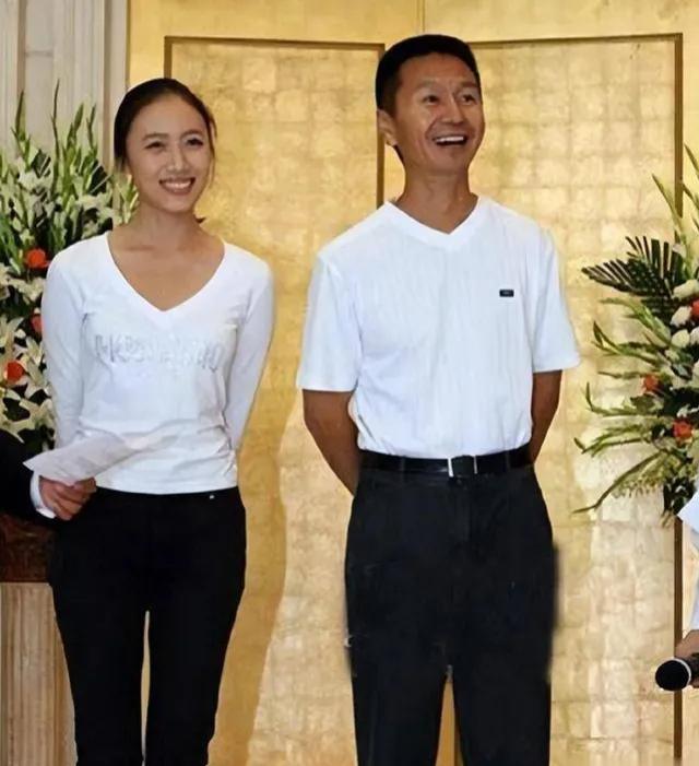 2006年9月，吴若甫与小22岁刘莎在北京举办婚礼，现场两人交换纸戒指，没有西装