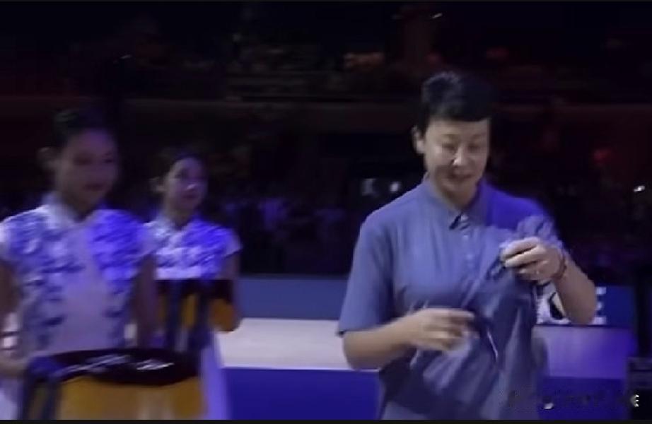 这真没必要！原来没想到在女排亚锦赛结束后的颁奖礼，给获得亚军的中国女排颁奖的是