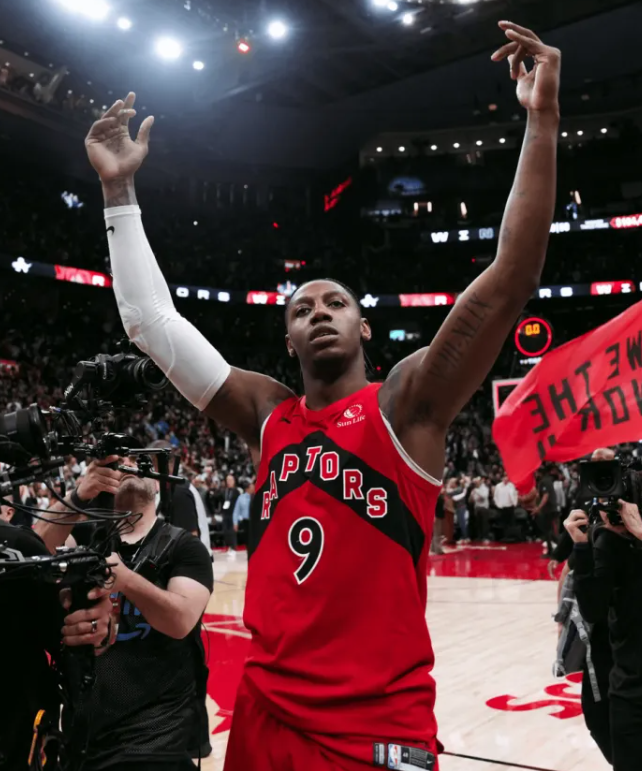 NBA季后赛，猛龙主场击败骑士。加时赛最后时刻，巴雷特三分超高弹框命中，猛龙最后