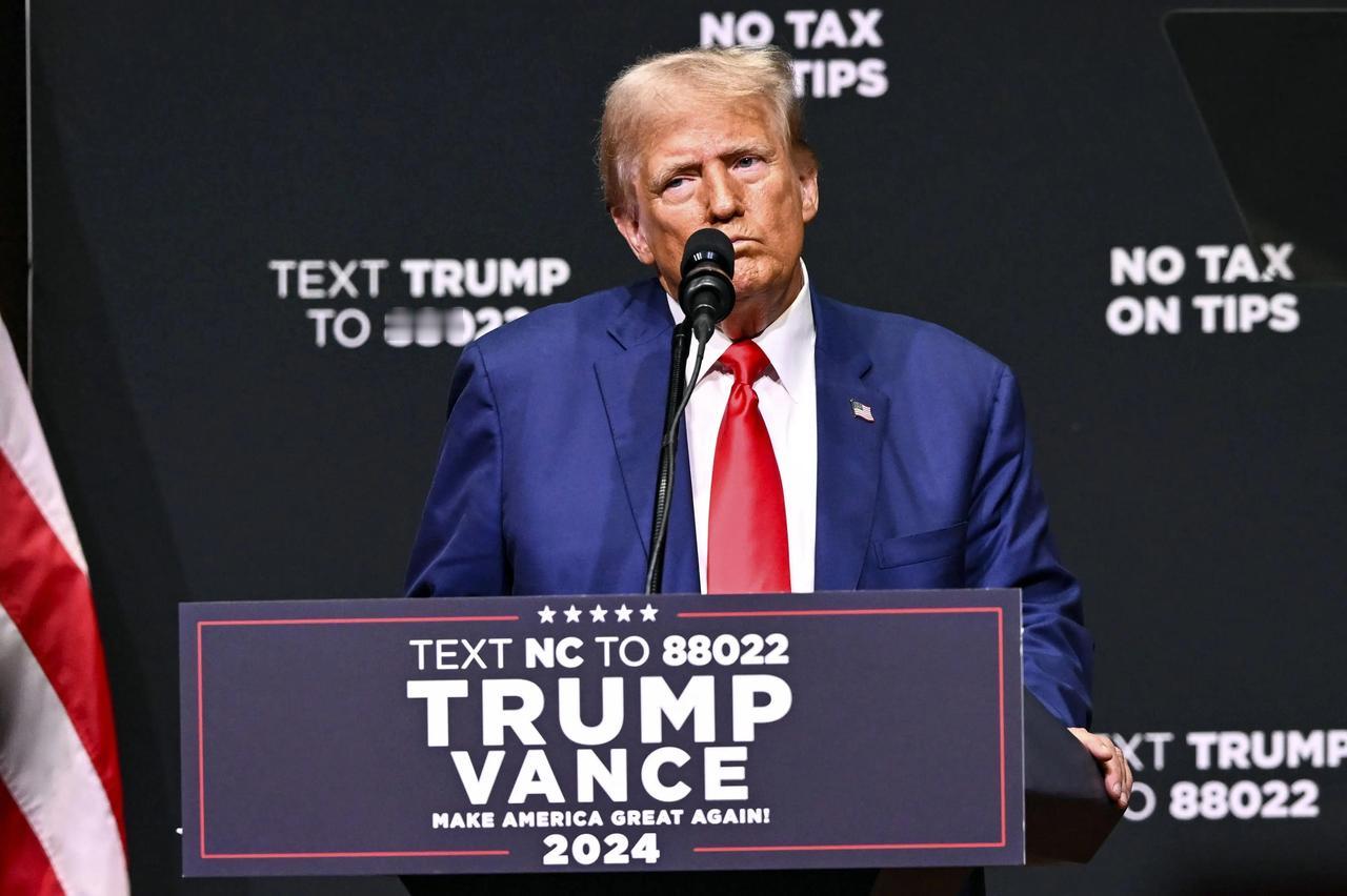 特朗普支持率崩盘！白人集体倒戈，经济政策失利，美陷入信任危机特朗普最近在公开