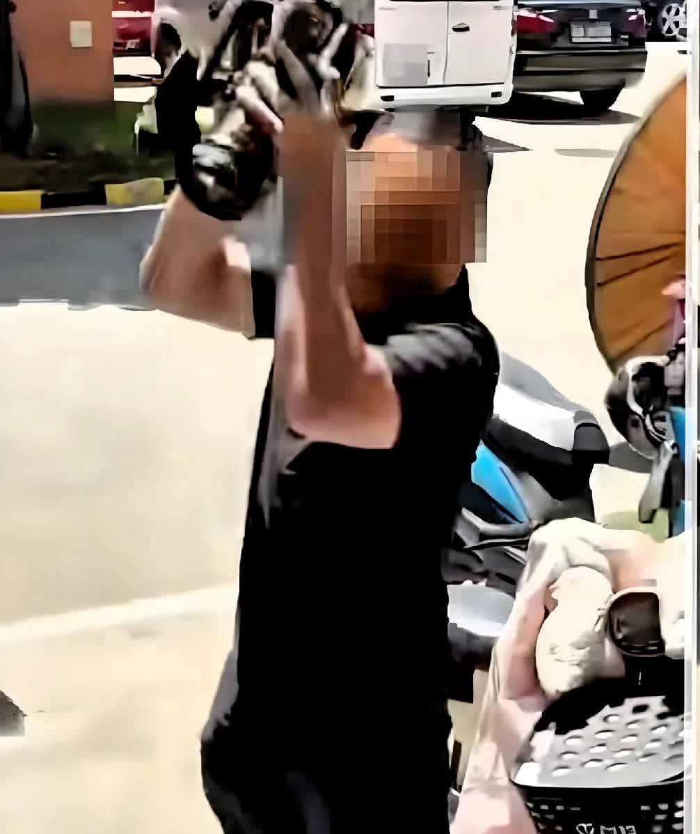 长沙男子砸记者摄像机事件，据湖南广播电视台“风芒新闻”，价值超4万元的多台机器被