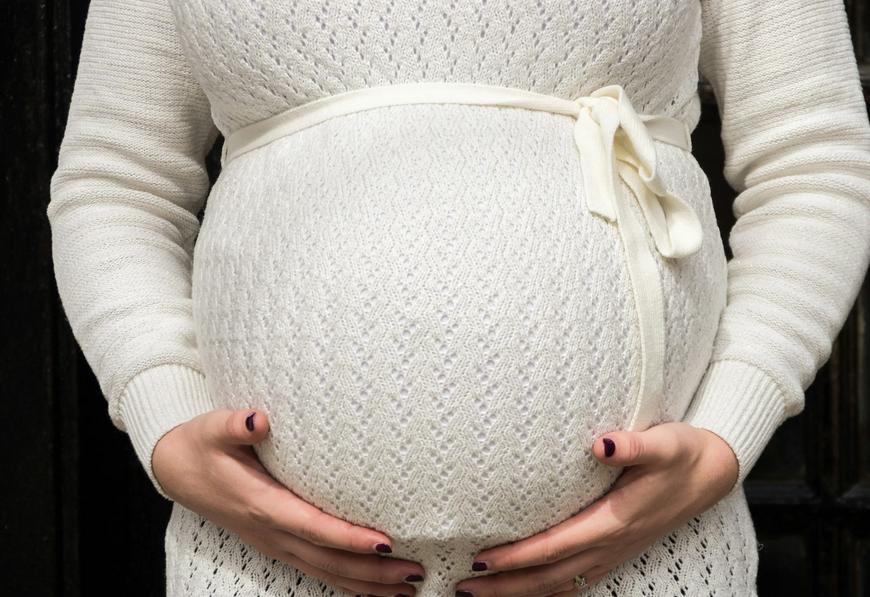 你以为生育津贴是给新手妈妈的暖心补贴？在有些人眼里，它竟成了一门“无本万利”