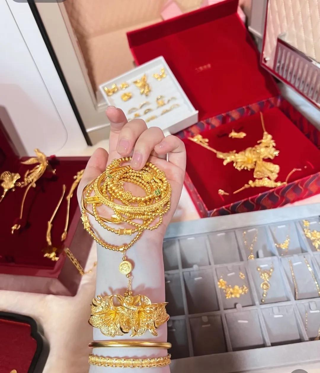 这金价简直是疯了，彻底看不懂！前脚刚看到1月29号还在1215的高位，隔天稍微跌