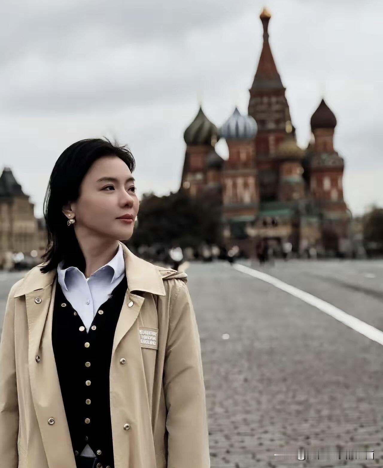 她巴掌大的小脸特别的上镜，比以前舞台上看到的她有气质，不愧是有气质的歌唱家，这样