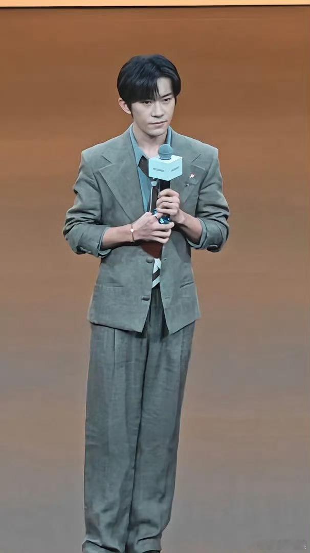 易烊千玺身上怎么越来越有沧桑感了