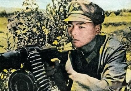 打完仗回到连队，战友们呼啦一下围上来，七嘴八舌问：打死多少？岩龙没吭声，低头