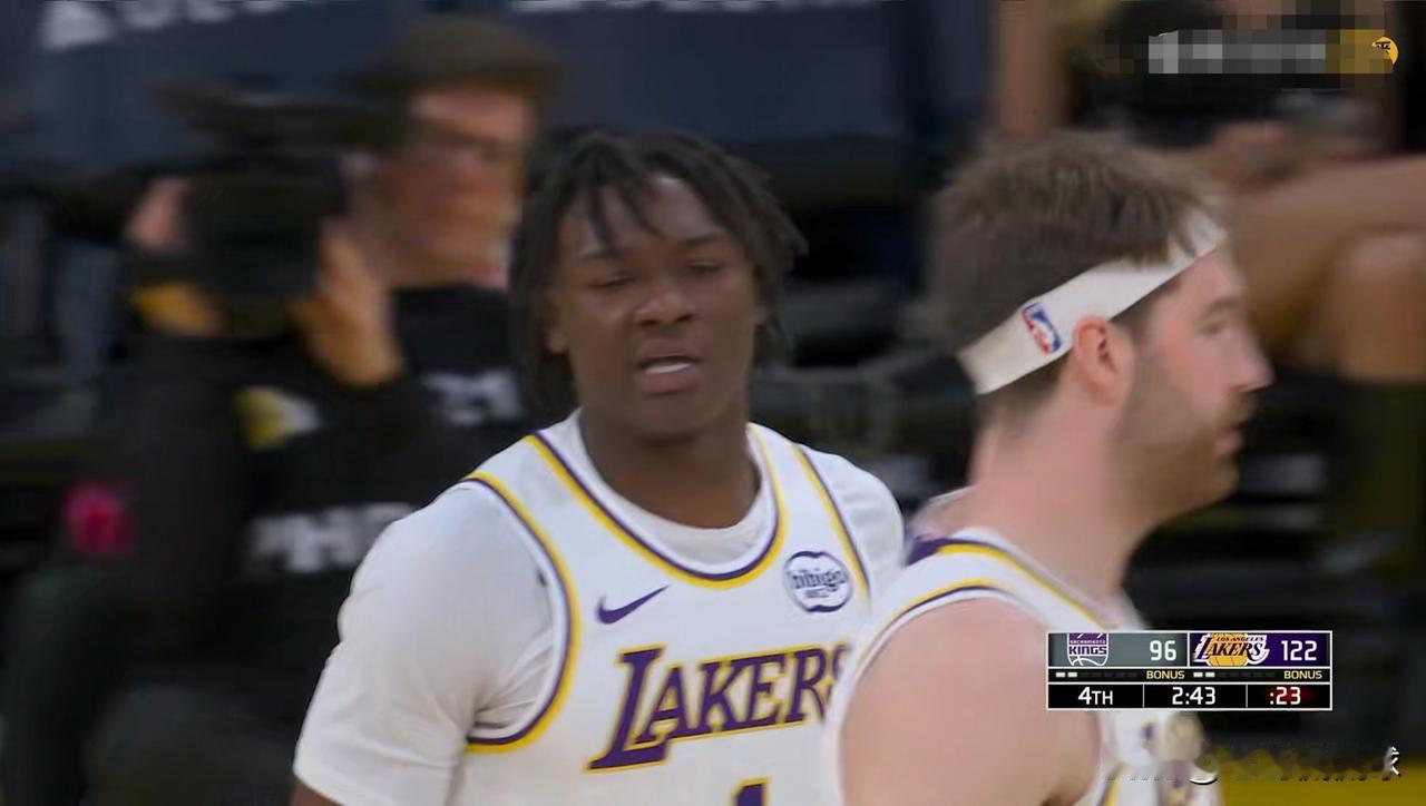 湖人新秀蒂耶罗真是拼劲十足！在今天湖人主场以125：101大胜国王的比赛中，蒂耶