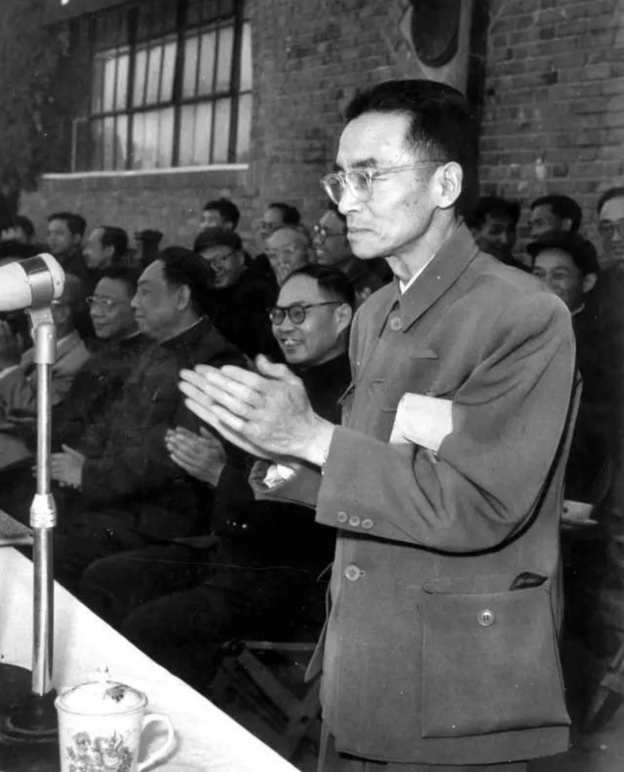 没想到建筑学泰斗梁思成，曾当众说起自己一段有趣的往事。1923年他从清华毕业时，