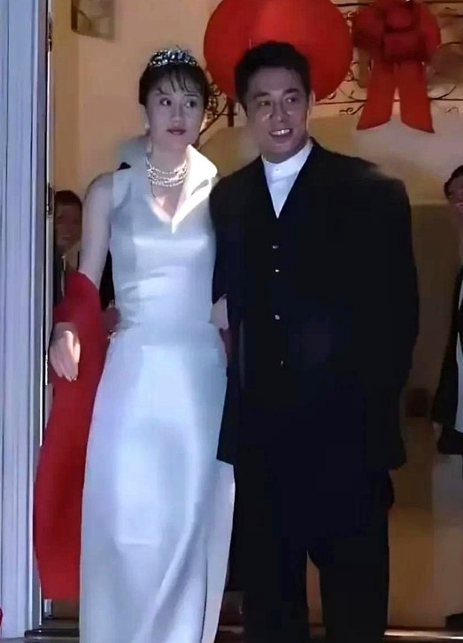这是李连杰和第二任妻子利智在结婚时当天照的照片，此时的利智39岁，李连杰37岁。