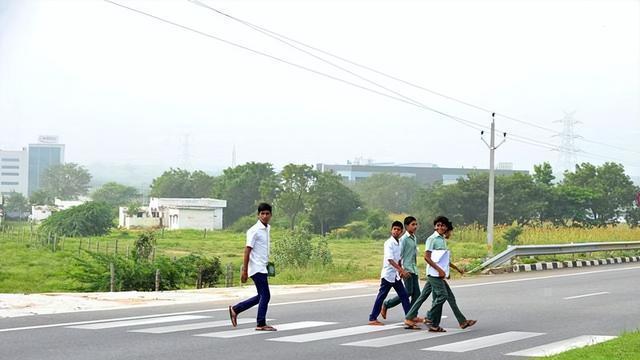 印度夺命“寡妇村”: 35户剩1位成年男性, 男人全死于同一条公路