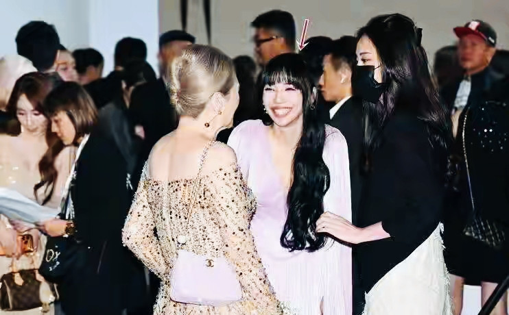 刚刷到邱泽许玮甯婚礼现场图，我最惊讶的不是新郎新娘，而是李靓蕾！话说这婚礼圈