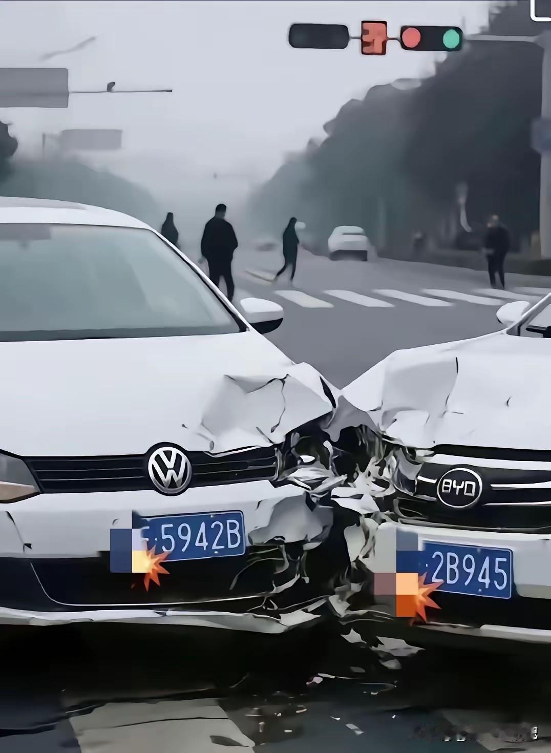 我猜这次事故的起因，是两位车主都在看对方的车牌吧[捂脸哭]