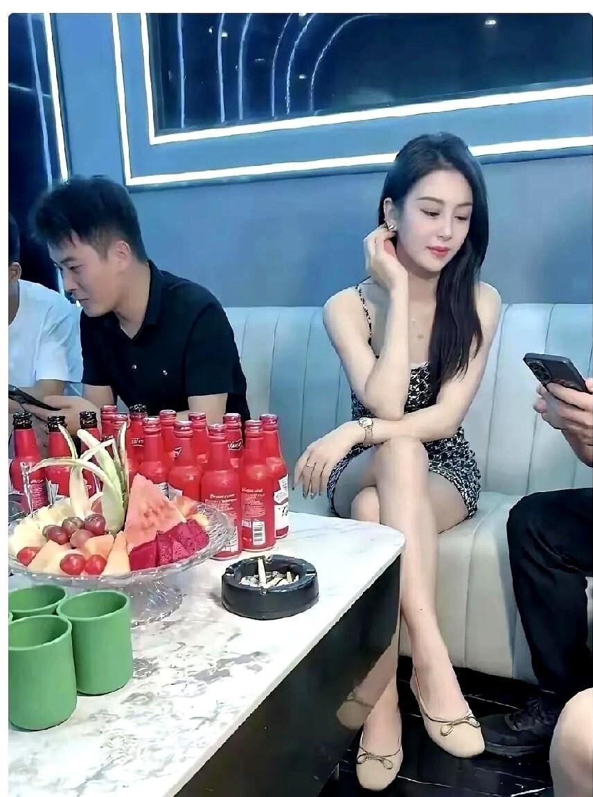 杭州这轮整治，查的是存在有偿陪侍的高端商务KTV，普通量贩KTV照常营业。场子一关，包厢里赚快钱的人