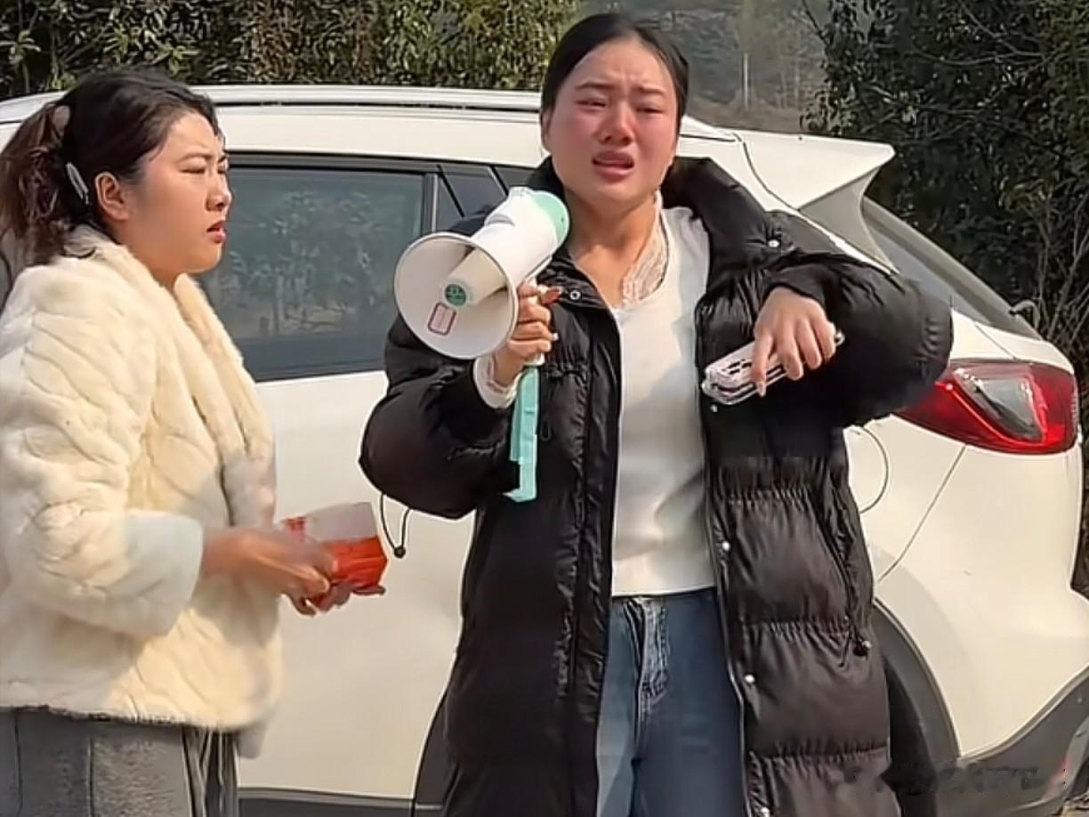 湖南株洲的灿灿子哭着道歉，但网友还是不买单。不是因为她临时取消18号的杀猪饭