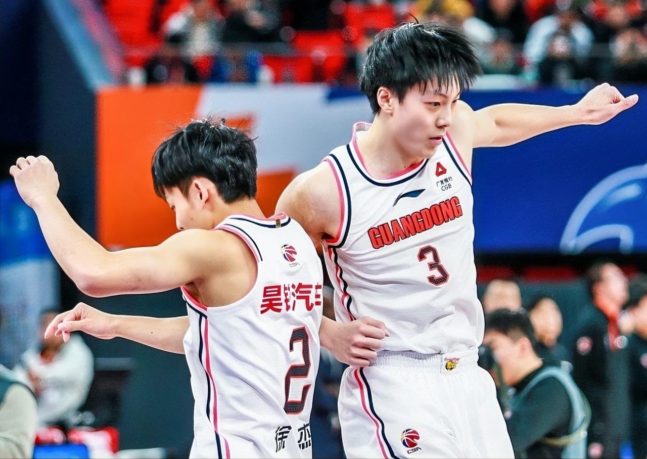 徐杰：胡队，陈家政顶替你首发，你咋看？？胡明轩：现在球队就是要这样撕咬防守，不