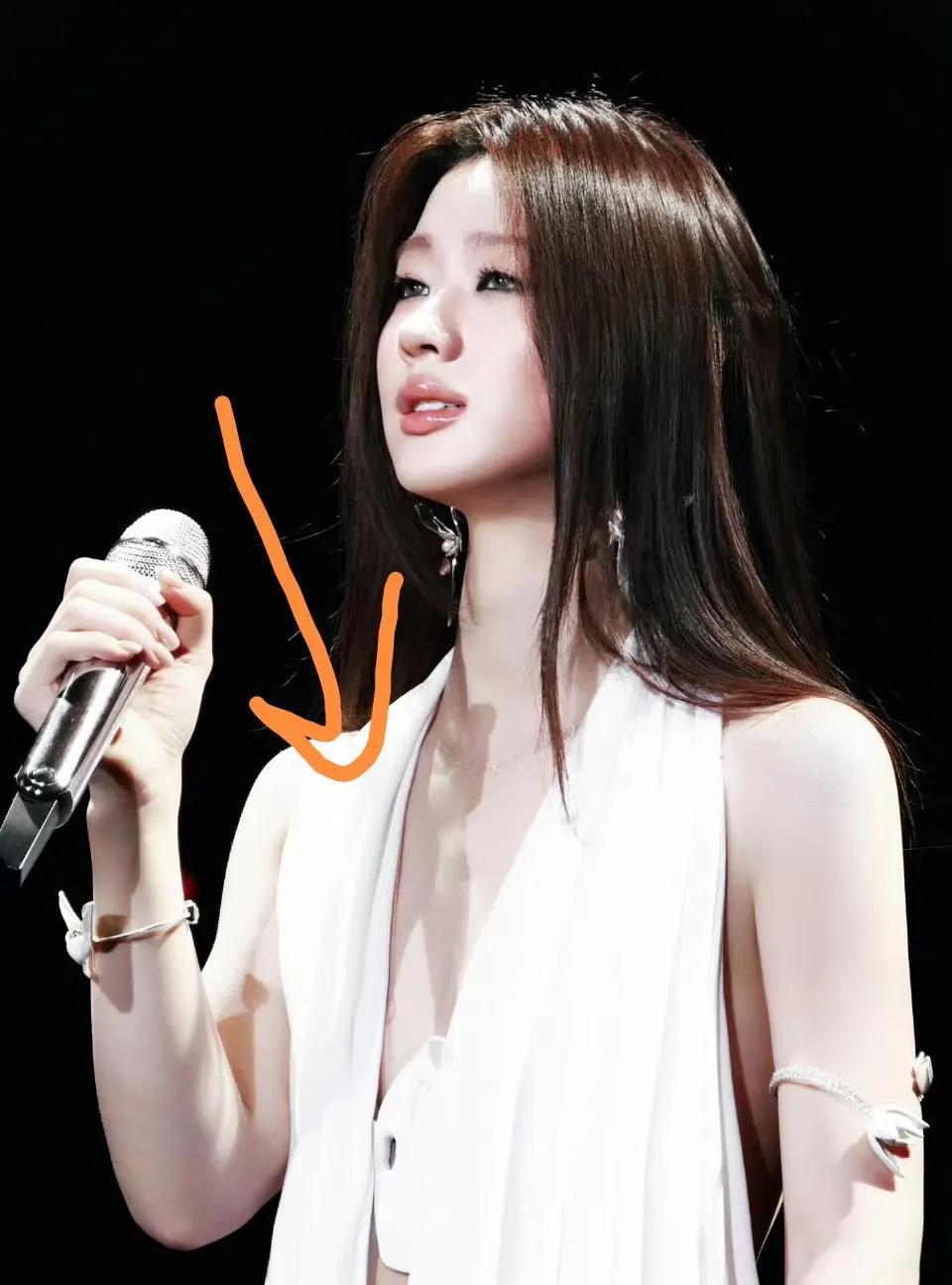 我问我婆婆，单依纯人长得好看歌也唱的好听，你会选她做你儿媳妇吗？婆婆意味深长地瞟