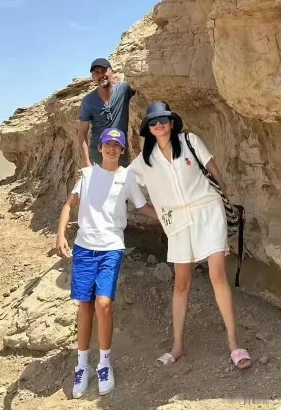 吕燕带着老公孩子出去旅行啦！一家三口同框，画面看着就特温馨。尤其她那13岁