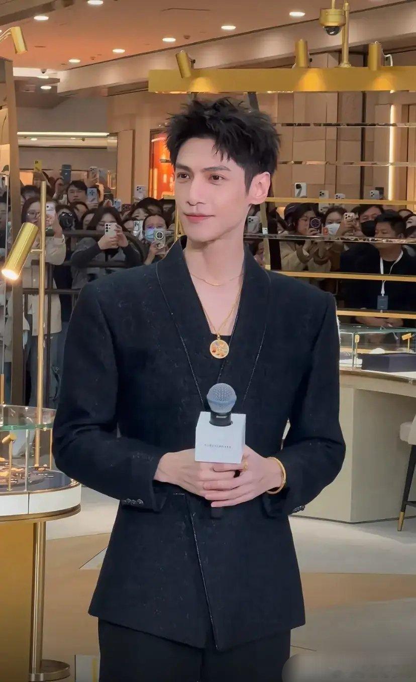 罗云熙出席线下活动，看脸真的帅，看整体却比例不协调腿太细了！！！！！！