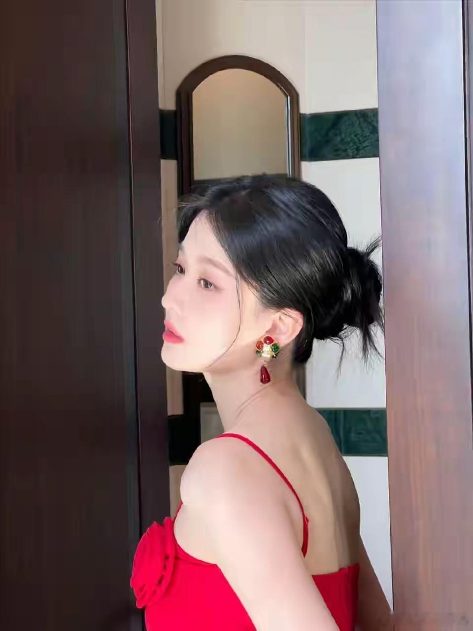 乔欣婚后晒睡衣照！一袭深V红玫瑰裙风情万种，浴室自拍锁骨抢镜​​​