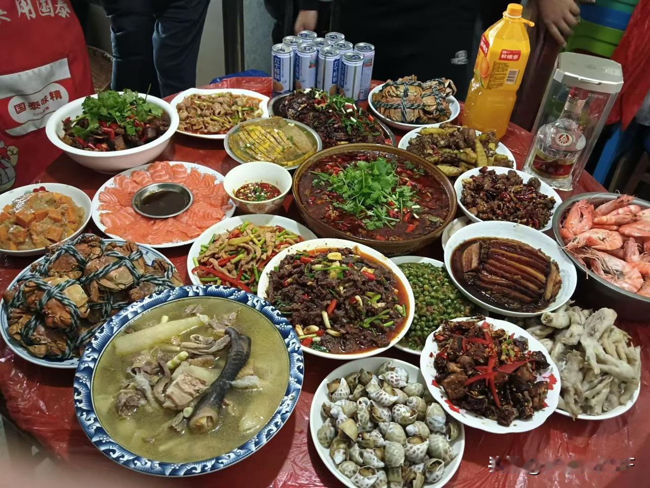 看看大家除夕夜辛辛苦苦忙活了一整天准备了一大桌的年夜饭，看着热闹喜庆，结果大家都