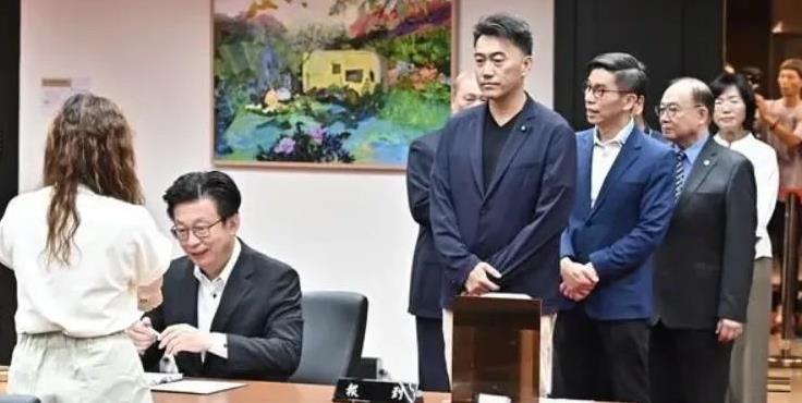 今天是台湾地区立法机构新会区第一天报道日，今天上午第一个前往立法机构报道的人是民