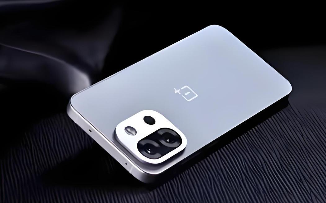 一加15T曝光，配置是来炸场的吧！看到李杰掏出治愈白巧配色的一加15T，我直接