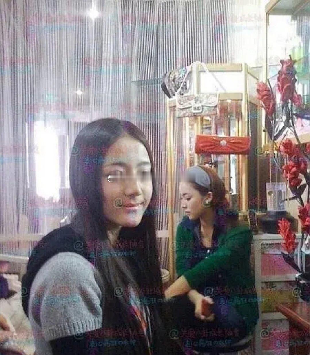 迪丽热巴、娜扎原来早就见过刷到了两人素人时期的珍贵合影，应该是电影《王的盛宴》海