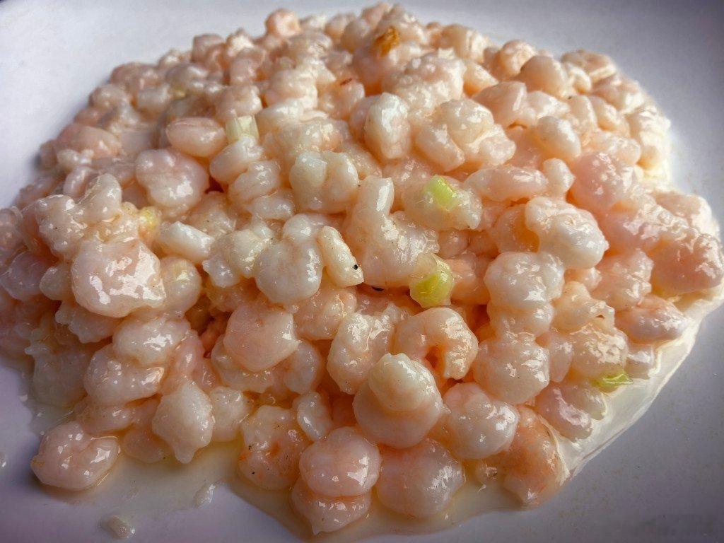 昨天预定好，阿姨就让我点两个菜，街边整个桌子一个是金丝鱼片，野生昂刺鱼的肚子，片