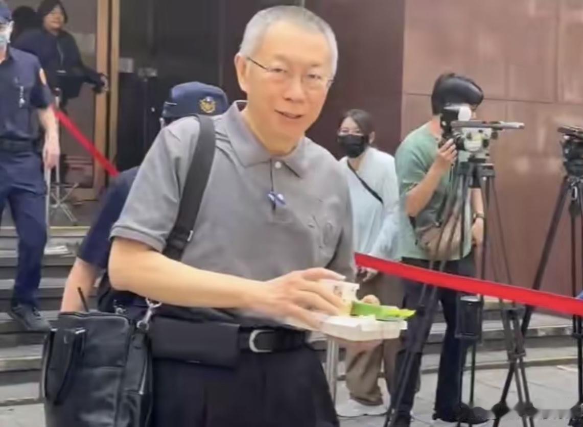 今天下午开庭，柯文哲火力全开，直接喊话要“抄”民进党基金会，还点名小英商号、扁帽