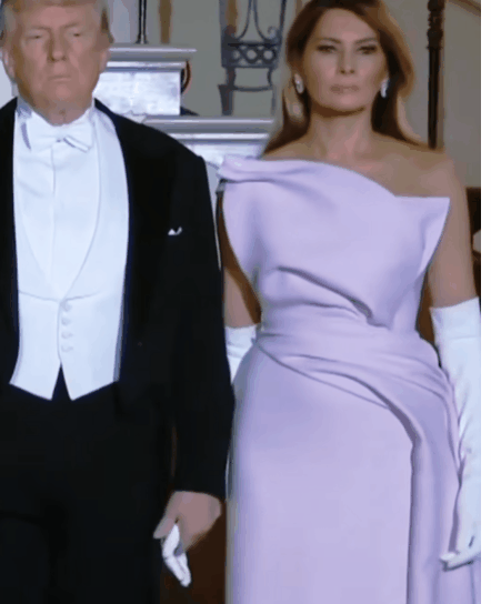 眼珠子都瞪出来了，我是看了好几遍，挺有意思的，川普老是想牵他老婆梅拉尼娅的小手