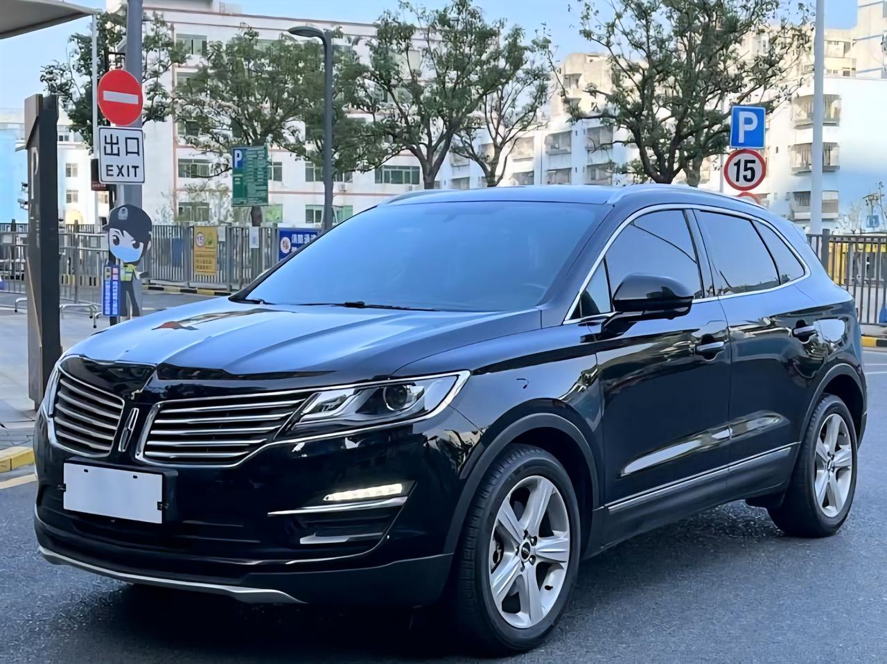 这是我个人认为林肯设计最成功的外观，同时也是福特最应该保留的设计。这种圆润的造型