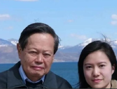 你敢信，杨振宁的大儿子直接跟人说：“翁帆压根不像我后妈，更像我爸的亲妹妹，对我爸