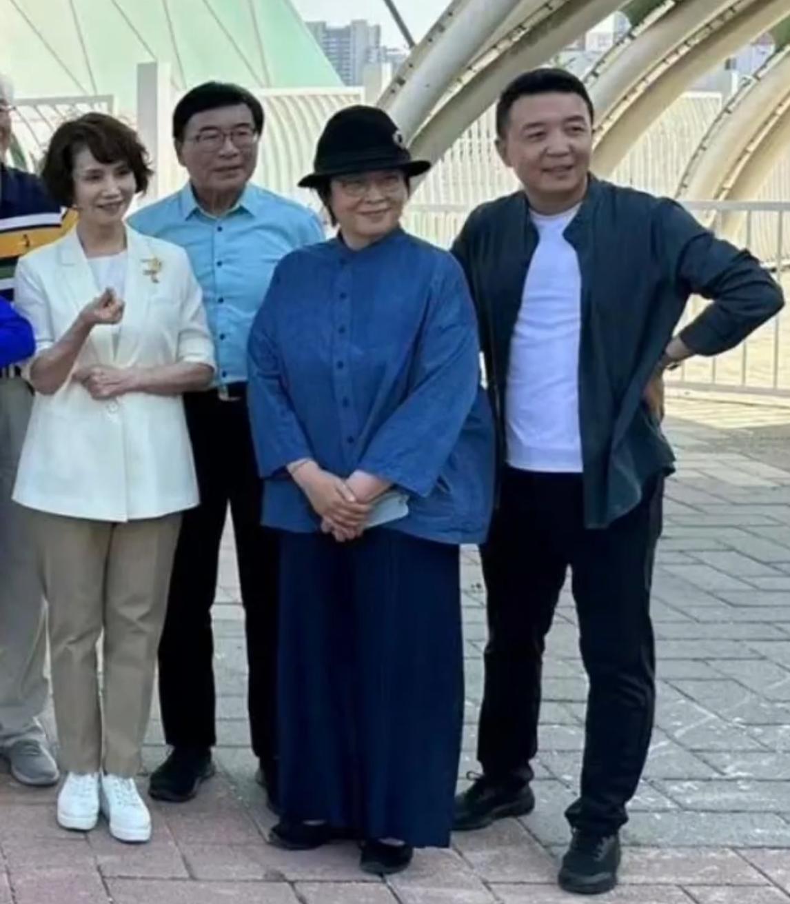 刷到央视老熟人们同框，真是“爷青回”！卷发刘海气质绝佳的必须是徐俐老师，文质