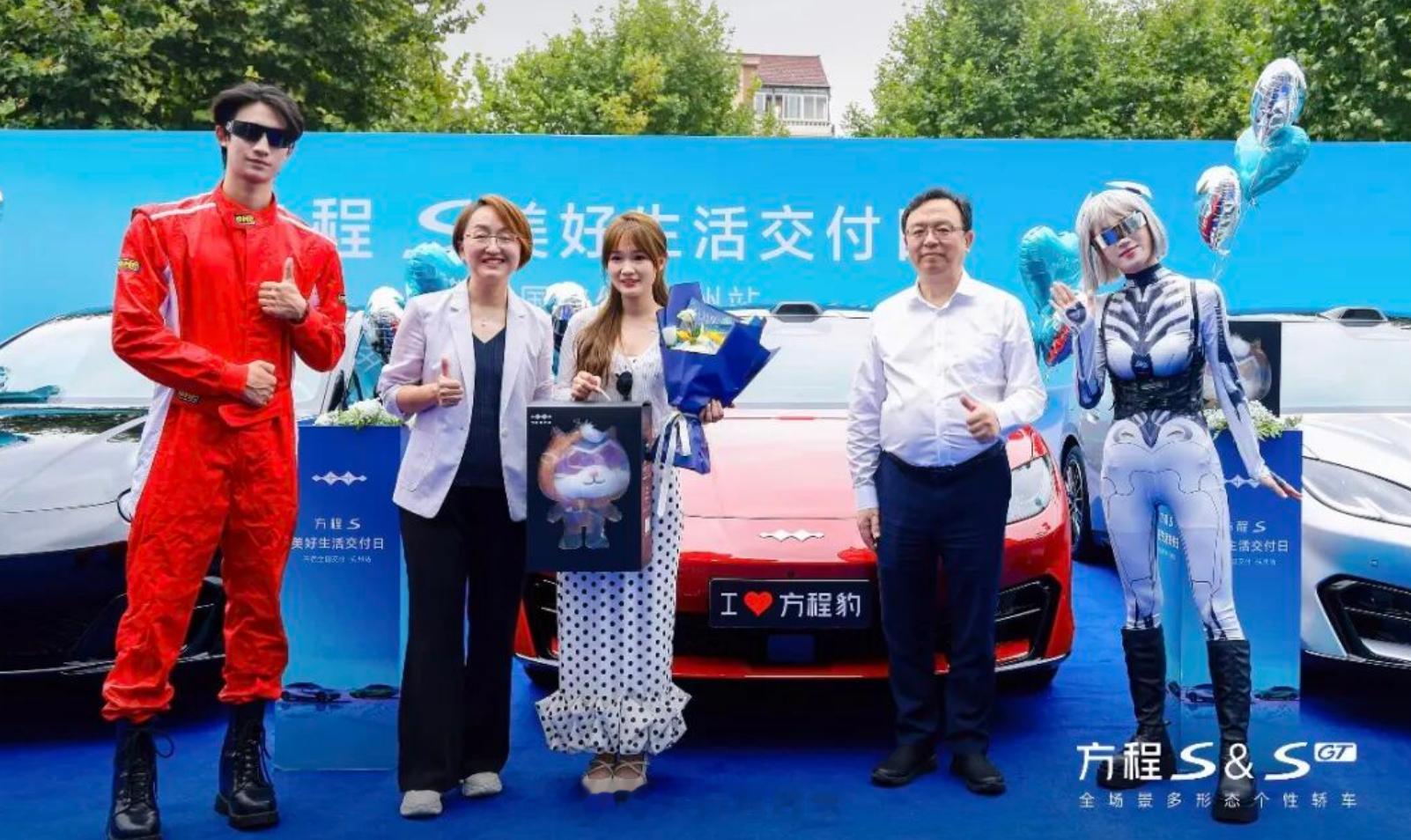 比亚迪王传福在杭州交付首批方程S，近日，比亚迪董事长王传福到达杭州给首批方程S车