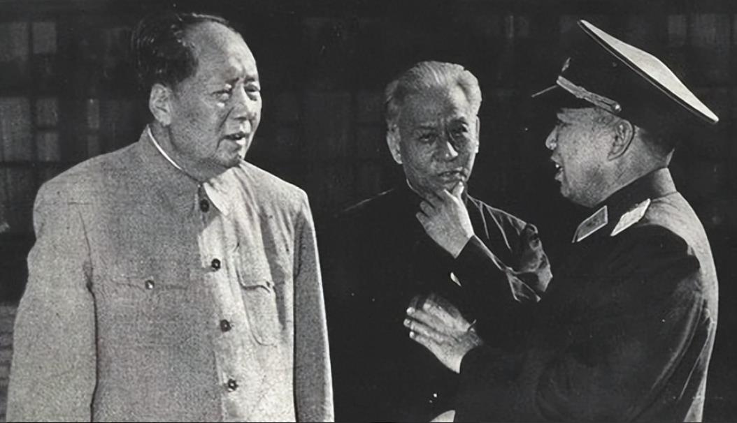 1951年，刘亚楼走进中南海汇报工作，毛主席盯着他那身打着补丁的军装，眉头一皱，