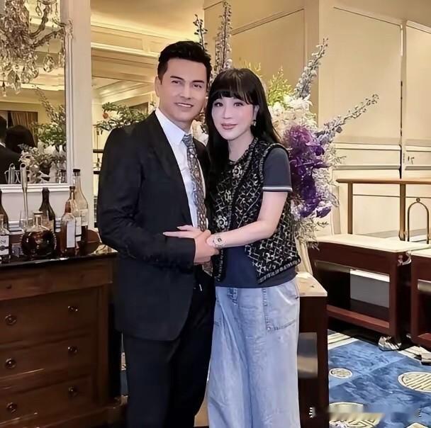 70岁的吕良伟一身西装笔挺的，气质儒雅，这才是帅了一辈子的美男子，老了之后气质比
