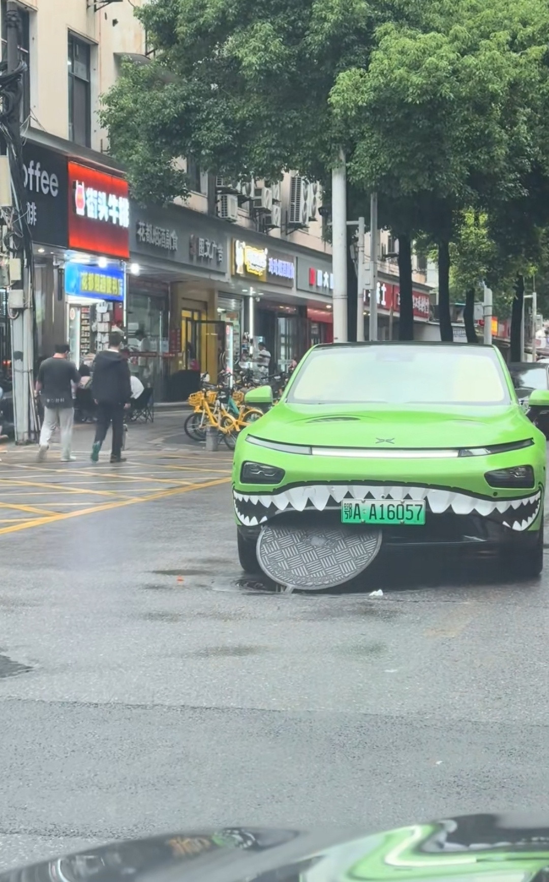 武汉大雨，有辆小鹏火了，他在吃奥利奥。​​​