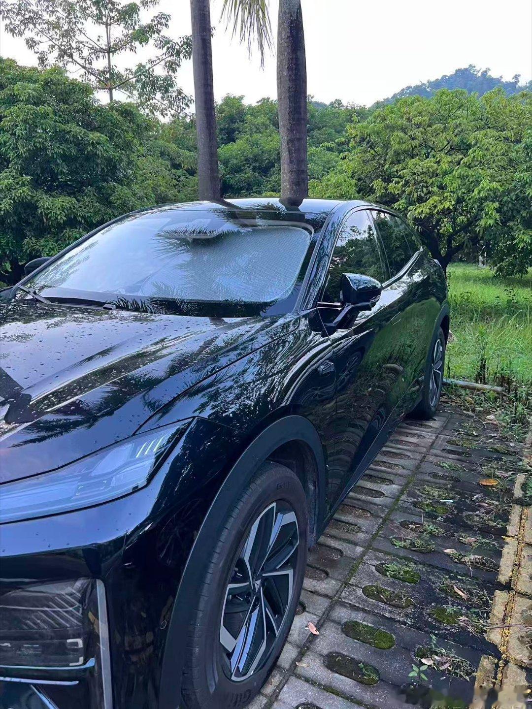 前后看了快一个半月的车，好几台热门电车都去线下试驾体验过。有些车外观还行，但坐进去内饰质感单薄；还有
