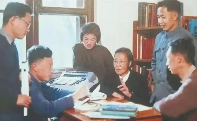 1960年，北大教授张文裕回到家，却发现妻子只留下一封信就离开家，从此音讯全无。