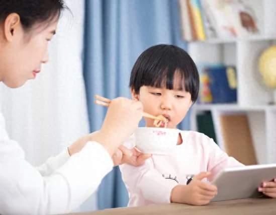 毁掉孩子脾胃的, 从来不是零食而是很多家长在犯的3个吃饭坏习惯