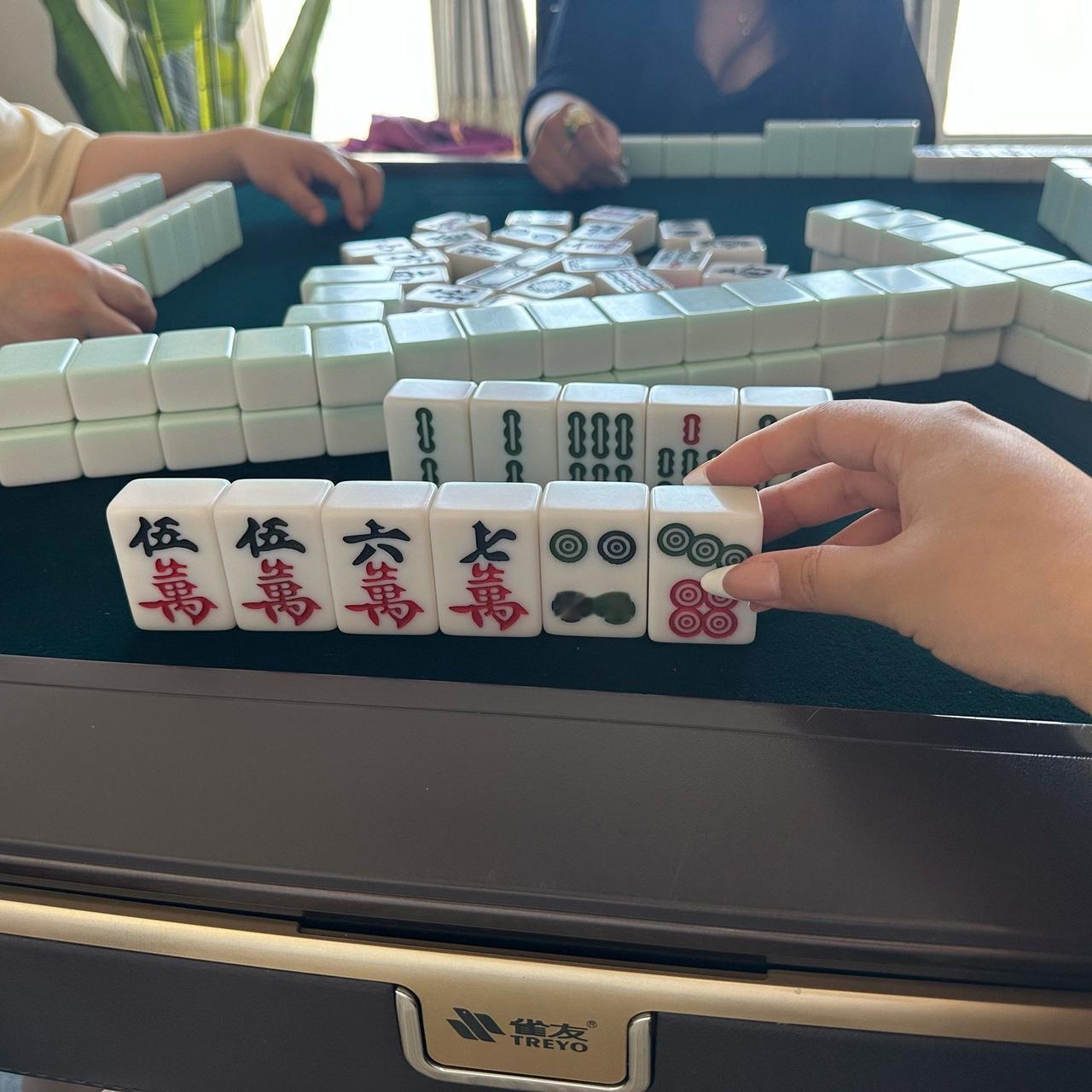 过年从不打牌，村里人一直笑话我傻子，而我对此却是从不理会，甚至轻蔑一笑。有赌就