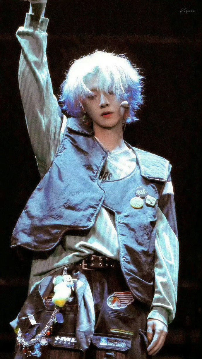 鹿晗晒照，犹豫不决就先给我吃好了！哥哥我不挑食~