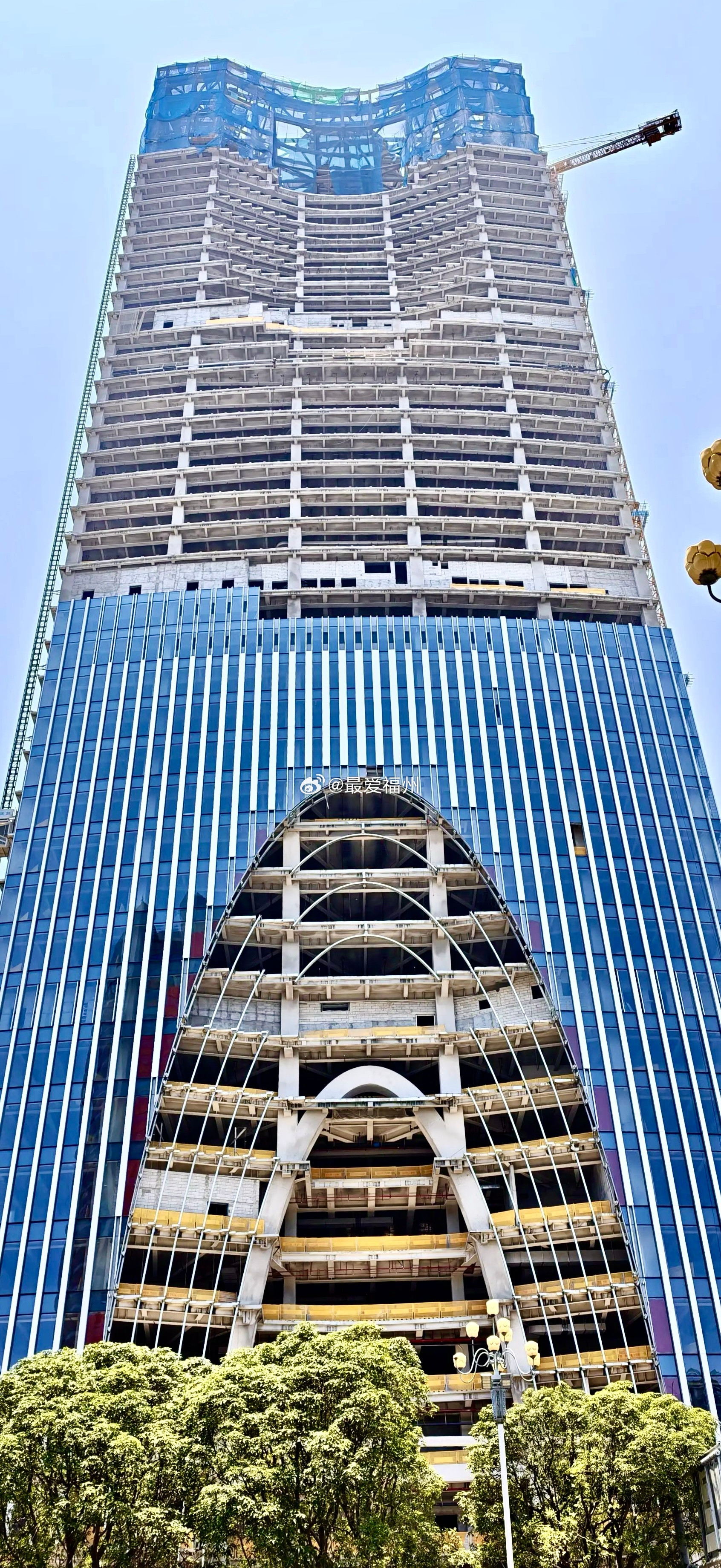 兴业银行福州总部大楼玻幕上装进度从这个角度看像极了裤衩子